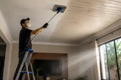 Limpeza de forro de PVC com extensor, removendo poeira acumulada