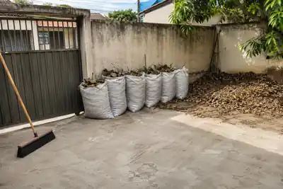 Quintal residencial limpo, com folhas e entulho ensacados